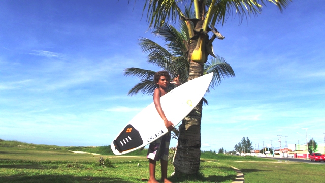 Aluno petit da escola municipal de surf da Ilha representa o Vale em competições no estado