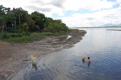 Urbanização na orla do Mar Pequeno, em Pedrinhas, cotará com passarela feita de plástico reciclado